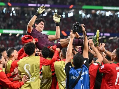 Los jugadores de Marruecos mantean a Bono tras los penaltis.