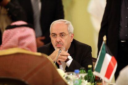 El ministro de Exteriores iran&iacute;, Mohammad Javad Zarif, en un encuentro con autoridades de Kuwait, hoy.  