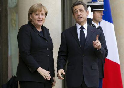 El presidente franc&eacute;s, Nicolas Sarkozy, da la bienvenida a la canciller alemana, Angela Merkel, a su llegada al Palacio del El&iacute;seo en Par&iacute;s (Francia). 