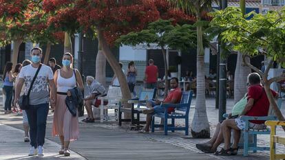 Ambiente en la avenida de la playa de Los Cristianos de Tenerife.