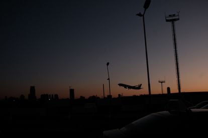 Un avión de aerolíneas argentinas despega desde el Aeropuerto Internacional Aeroparque Jorge Newbery.