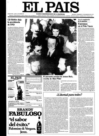 Portada de EL PAÍS del 13 de marzo de 1977, donde se ve al pistolero detrás de Blas Piñar.