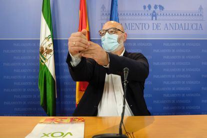 El portavoz y diputado de VOX en el Parlamento andaluz, Alejandro Hernández, durante la rueda de prensa.
