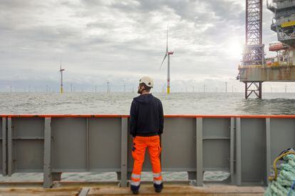 Un operario observa molinos de viento marinos desde una plataforma en el mar del Norte, cerca de la costa alemana.