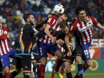 God&iacute;n y Savic tratan de despejar ante el rayista Quini.