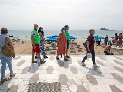 Varias personas pasean en el paseo marítimo de Benidorm, en septiembre de 2020.