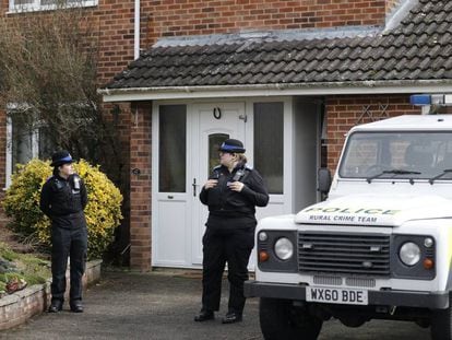 Agentes de policía, el 6 de marzo a las puertas de la casa de Skripal en Salisbury (Reino Unido)