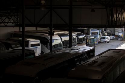 Aparcamiento de la empresa Hispa Bus con los autocares parados en Cornellà de Llobregat.