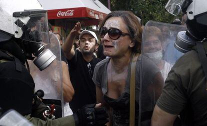 Manifestantes increpan a la policía en la huelga general del pasado jueves.