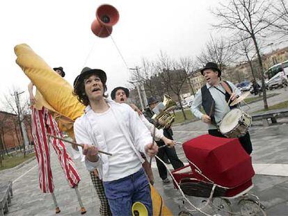 Circo y música con Passabarret Joglars en el campús alavés de la UPV