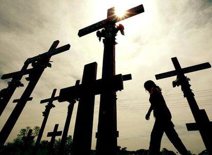 Cruces erigidas en memoria de las mujeres asesinadas en Ciudad Juárez (México).