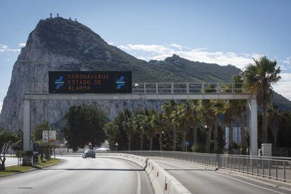 La frontera de Gibraltar con España permanece abierta este lunes, aunque con poco tránsito.