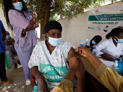Una sanitaria recibe una dosis de la vacuna contra la covid-19 en Dakar (Senegal) este miércoles.