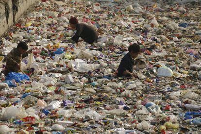 Un grupo de ni&ntilde;os busca pl&aacute;stico reciclable en Peshawar, Pakistan.