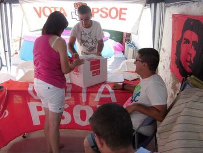 Militantes de Valdaracete y Tielmes votan en casa de uno de los afiliados.