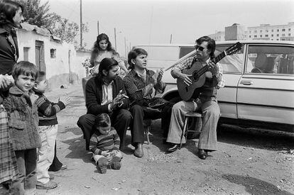 Un grupo de vecinos tocan las palmas y la guitarra en la calle en el barrio de la Perona de Barcelona, el 13 de abril de 1981.