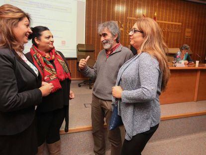 Jornada en el Hospital Santa Cristina sobre el reto de la salud en la población gitana. En la imagen, Juan Carlos Diezma, responsable de salud pública, con mediadoras y responsables de la red Gitana Artemisa.