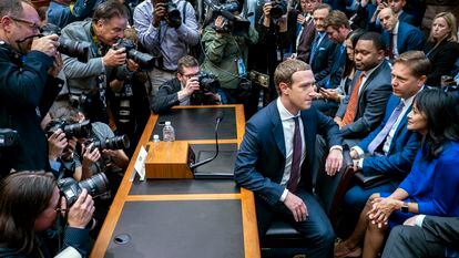 Mark Zuckerberg, de Meta, espera a testificar en Washington el 23 de octubre de 2019.