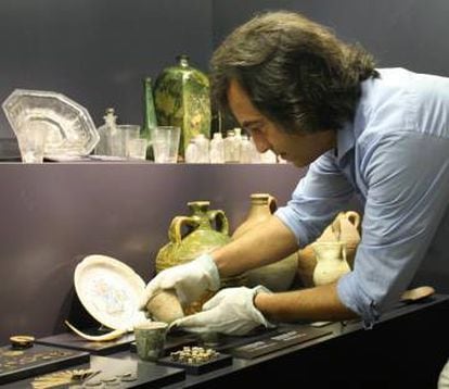 Carlos León revisa los restos de un naufragio, en el Museo de las Atarazanas Reales de Santo Domingo.