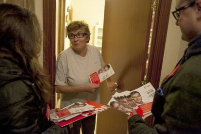 Voluntarios del "Equipo del cambio" del PSOE con una vecina de Torrelodones.