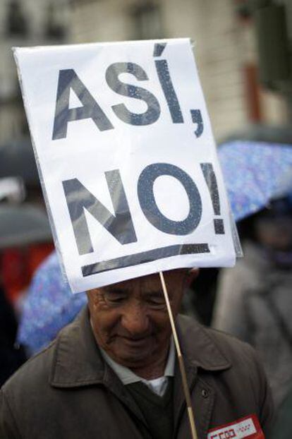 Manifestante con un cartel contra los recortes, ayer en Madrid.