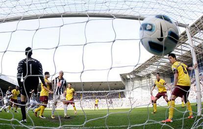 Almunia encaja el primer gol del West Bromwich.