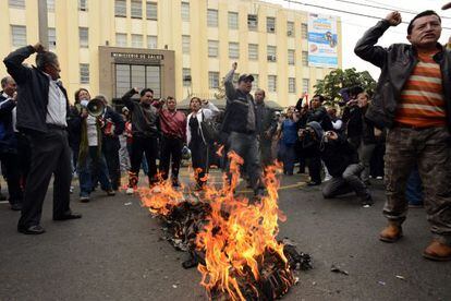 M&eacute;dicos y trabajadores de la salud protestan frente a la sede del Ministerio de Salud en Lima este jueves, 8 de agosto.