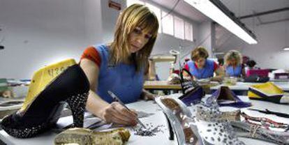 Mujeres trabajadoras en la empresa de calzado Magrit, en Elda-Monovar (Alicante).