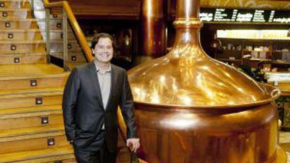 Ignacio Rivera en la escalera de la cervecería Estrella Galicia en A Coruña.