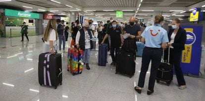 Viajeros alemanes atendidos por personal de TUI a su llegada al aeropuerto de Palma de Mallorca