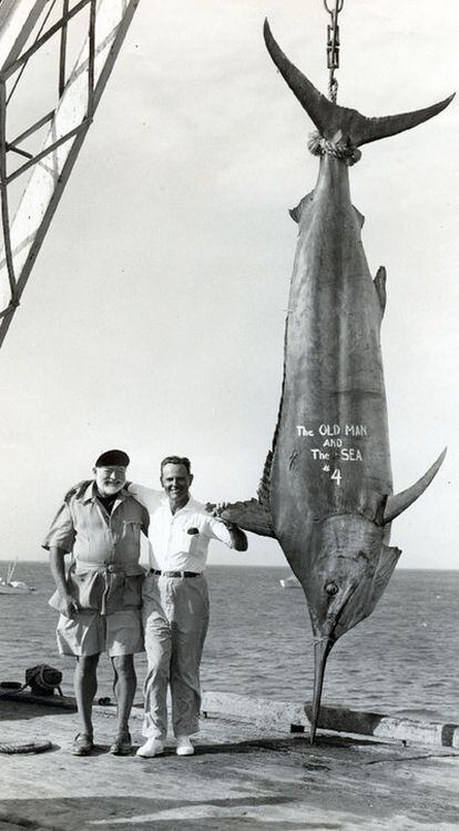 Hemingway (a la izquierda), durante el rodaje de la película &#39;El viejo y el mar&#39;, en 1956.