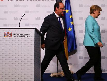 El presidente franc&eacute;s Fran&ccedil;ois Hollande y la canciller alemana Angela Merkel, tras la rueda de prensa celebrada en Bratislava. REUTERS