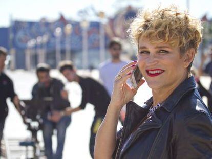 La actriz Antonia San Juan en el paseo del puerto de Alicante durante el rodaje del anuncio promocional del Festival de Cine. 