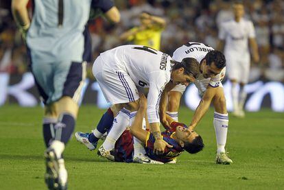 Uno de los momentos más polémicos: Arbeloa y Sergio Ramos levantan del suelo a Villa, que se lamenta tendido en el césped.