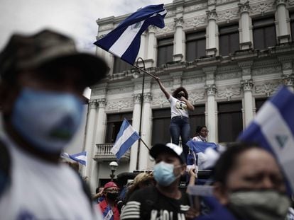 Nicaragüenses participan en una manifestación contra las elecciones presidenciales de su país en San José, Costa Rica.