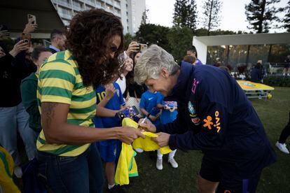 Pia Sundhage firma un autógrafo durante una concentración de la selección brasileña. 