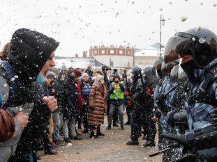 Protesta por la libertad del opositor Alexéi Navalni, este domingo en Moscú.