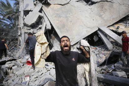 Un hombre llora durante los trabajos trabajos de búsqueda tras un ataque israelí a unos edificios residenciales, este jueves en  Deir al Balah, en el centro de la franja de Gaza. 