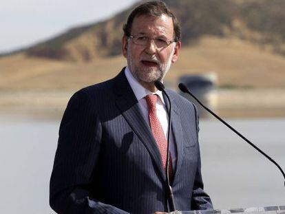 El presidente del Gobierno, Mariano Rajoy, durante la inauguraci&oacute;n hoy del embalse de San Salvador, en Albalate de Cinca (Huesca), a la que tambi&eacute;n ha asistido el presidente de Arag&oacute;n, Javier Lamb&aacute;n. 