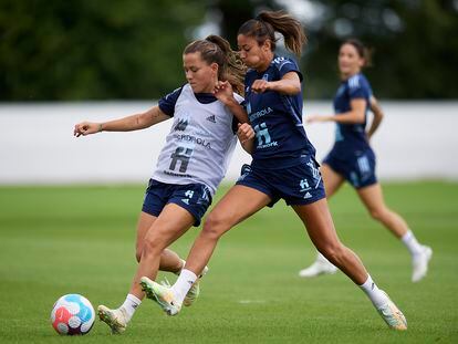 Entrenamiento de la selección femenina de fútbol para preparar su partido de Eurocopa el próximo viernes contra Finlandia en Milton Keynes, R. Unido.