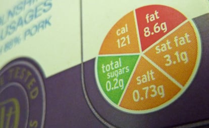 Una etiqueta nutricional tipo 'semáforo' en un paquete de salchichas.
