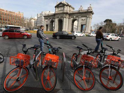 Bicicletas y monopatines eléctricos frente a la Puerta de Alcalá en Madrid. 