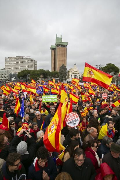 Rivera ha denunciado en su discurso que los "separatistas nos marquen el camino y que el conjunto de españoles estemos al servicio de los que quieren liquidar este país". Para el líder de Ciudadanos, la manifestación de este domingo es un "no a los indultos y a los privilegios y un sí a la justicia y a la Constitución". En la imagen, los manifestantes exhiben pancartas contra el presidente del Gobierno, Pedro Sánchez y los líderes independentistas catalanes.