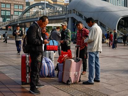 Chinos ante una estación de tren de Pekín, el 7 de octubre pasado, tras las fiestas de la Semana Dorada.