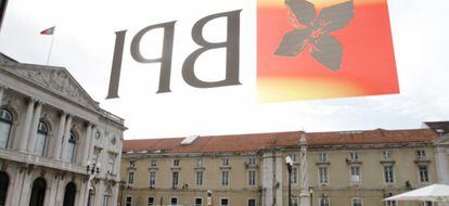 Logotipo de BPI en una ventana de una oficina del banco en Lisboa