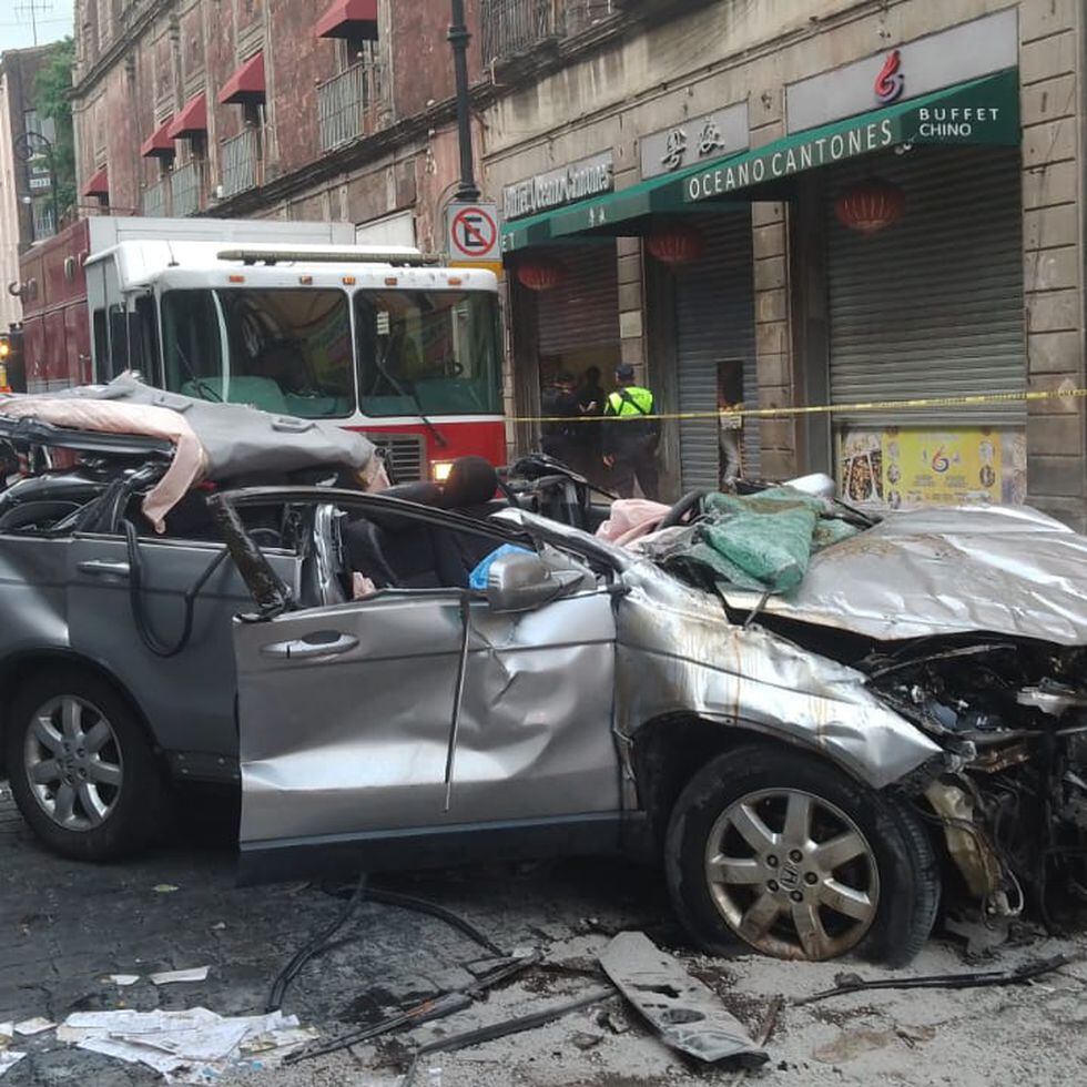 Un vehículo cae desde un segundo piso a una calle del centro de la Ciudad  de México | EL PAÍS México