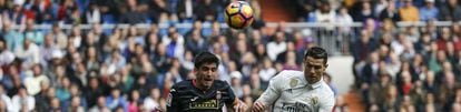 Gerard Moreno y Cristiano Ronaldo disputan un balón aéreo.