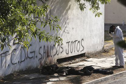 Un forense fotografía los cadáveres de tres hombres el miércoles en Monterrey.
