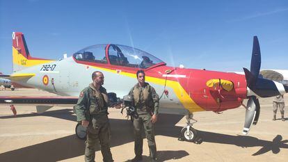 Dos miembros del Ejército del Aire español ante a un avión Pilatus PC-21, los nuevos cazas que usará la Academia General del Aire para entrenar a sus pilotos, en San Javier (Murcia).