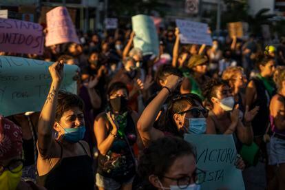 Mujeres gritan durante la manifestación en Tulum este lunes.